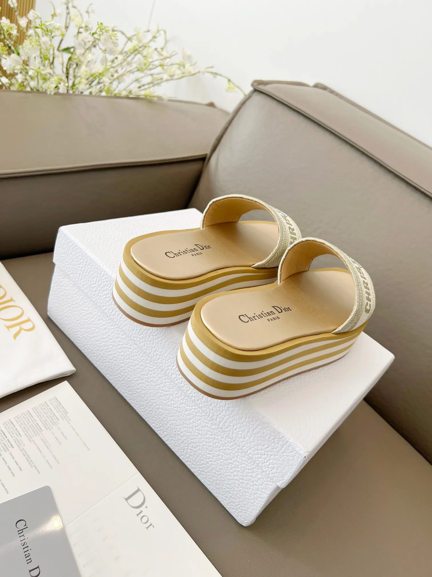 👟👟Ex-factory price 480👟👟 Dior's new spring and summer IVIETA DWAY jelly-colored flat-soled one-slip women's shoes with CD letter logo three-dimensional embroidery thick-soled round toe open-toe slippers. The original version is developed to be the top version on the market. It feels soft and delicate on the feet and is extremely comfortable. Material: Upper imported raffia electric embroidery high-temperature water-soluble cotton technical fabric + water-dyed cowhide foot pad lining + original consistent combination outsole Outsole: original outsole Size: 35-42 (40.41.42 custom-made, non-refundable and non-exchangeable)
